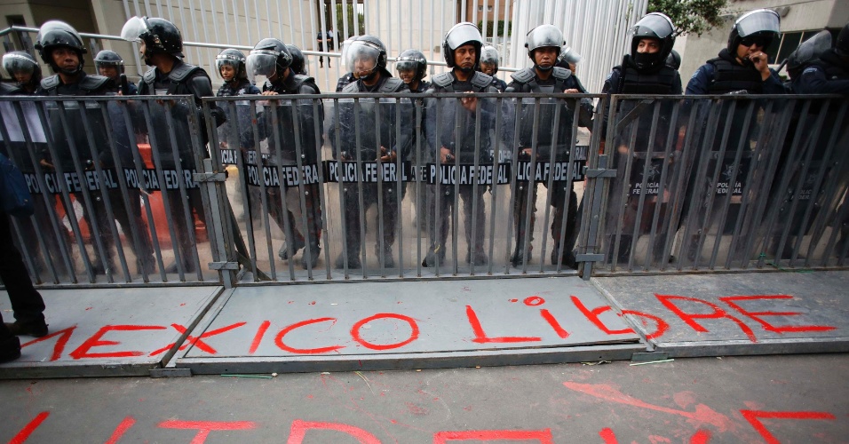 1º.set.2012 - Policiais montam guarda durante manifestação de apoio a Andrés Manuel López Obrador, candidato derrotado na corrida presidencial do México, do lado de fora do Tribunal Eleitoral do país, na Cidade do México