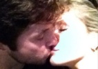 Claudia Leite publica foto beijando o marido 15 dias após dar à luz seu segundo filho - Reprodução/Twitter