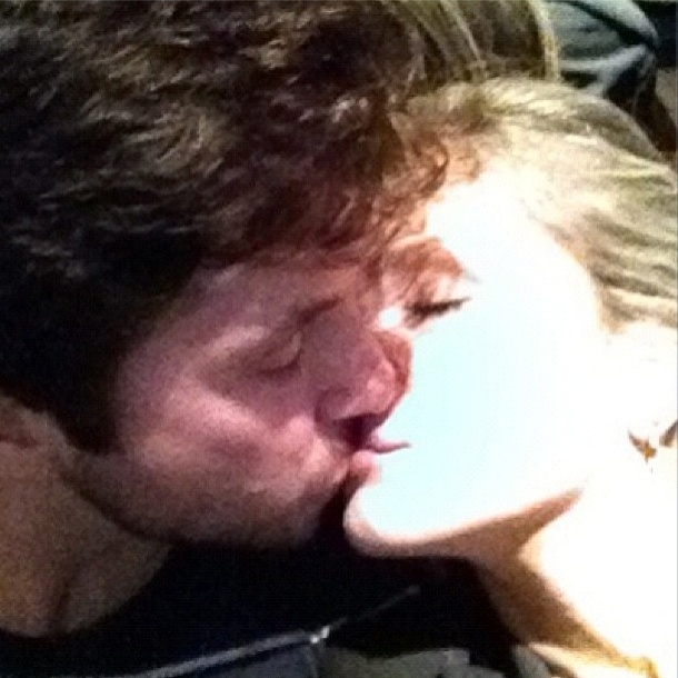 A cantora Claudia Leitte publicou uma foto em que aparece beijando o marido, o empresário Márcio Pedreira (31/8/12)