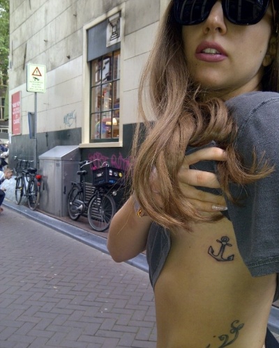 A cantora Lady Gaga publicou em sua página do Twitter neste sábado (1), uma foto em que mostra uma nova tatuagem. "Nova tattoo, uma marca para a sereia dele", escreveu a cantora. A tatuagem, uma âncora é supostamente uma homenagem ao namorado, Taylor Kinney (1/9/12)  