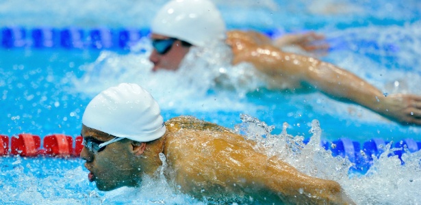 André Brasil, em primeiro plano, nada para o bicampeonato paraolímpico nos 200 m borboleta S10