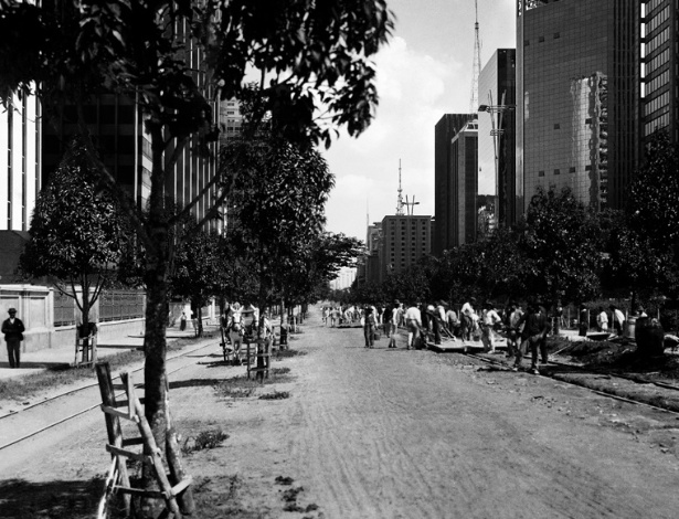 Avenida Paulista, próximo à Rua Joaquim Eugenio de Lima, em direção à Consolação, em 1900 e em 2012 - Marcelo Zocchio/Divulgação