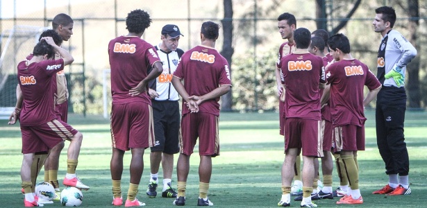 Cuca conversa com os jogadores depois do treino na Cidade do Galo - Bruno Cantini/site oficial do Atlético-MG