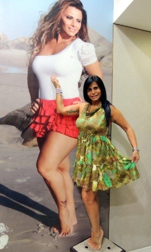 Gretchen vai à loja de roupas de Viviane Araújo e posa como manequim nas vitrines (1/09/2012)