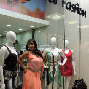Gretchen vai à loja de roupas de Viviane Araújo e posa como manequim nas vitrines. A cantora, atriz e dançarina experimentou vários modelos e promoveu o negócio da amiga de 