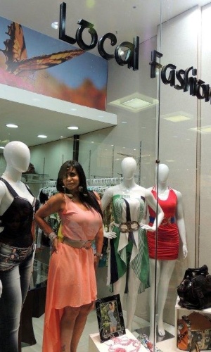 Gretchen vai à loja de roupas de Viviane Araújo e posa como manequim nas vitrines. A cantora, atriz e dançarina experimentou vários modelos e promoveu o negócio da amiga de "A Fazenda" (1/09/2012)