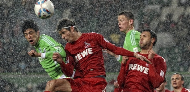 Pezzoni (segundo da esquerda para a direita) disputa bola na partida contra o Wolfsburg - EFE/PETER STEFFEN