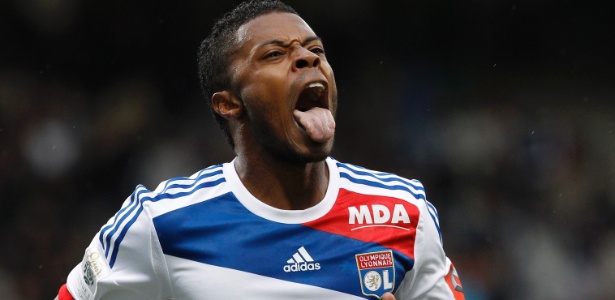 Michel Bastos comemora após marcar um dos gols da vitória do Lyon sobre o Valenciennes - Laurent Cipriani/AP