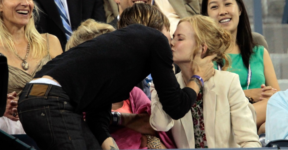 O cantor Keith Urban beija a esposa, a atriz Nicole Kidman durante um jogo do torneio de tênis U.S. Open, em Nova York 