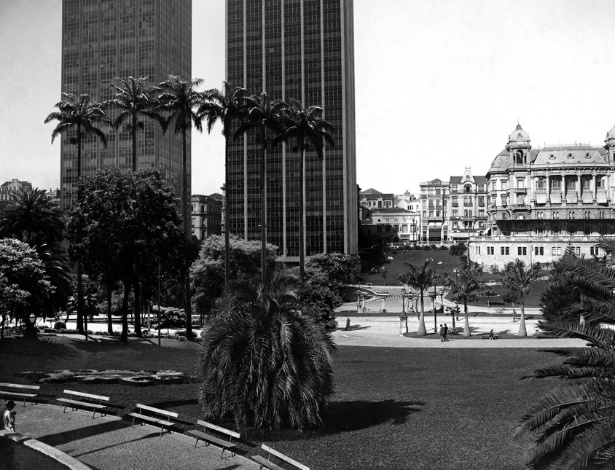 O Vale do Anhangabaú a partir da Praça Ramos de Azevedo em 1920 e em 2012 - Marcelo Zocchio/Divulgação