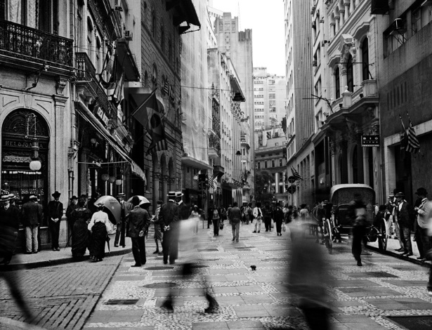 Rua 15 de Novembro, esquina com a Rua da Quitanda, em 1915 e 2012 - Marcelo Zocchio/Divulgação