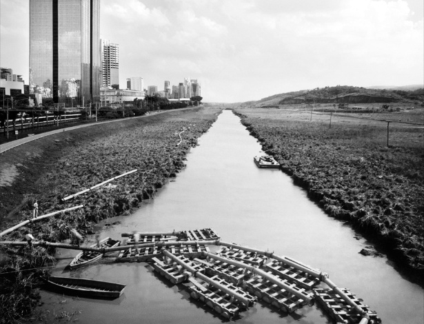 Vista do Canal do Rio Pinheiros a partir da ponte Cidade Jardim, em direção ao Sul, em 1936 e 2012 - Marcelo Zocchio/Divulgação