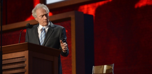 Ator Clint Eastwood conversa com Obama imaginário para fazer críticas ao seu governo