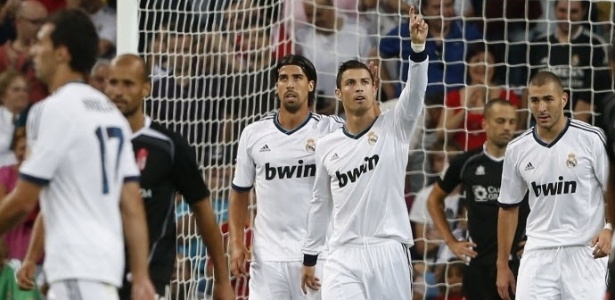 Cristiano Ronaldo celebra seu segundo gol no jogo contra o Granada, neste domingo - EFE/Juan Carlos Hidalgo