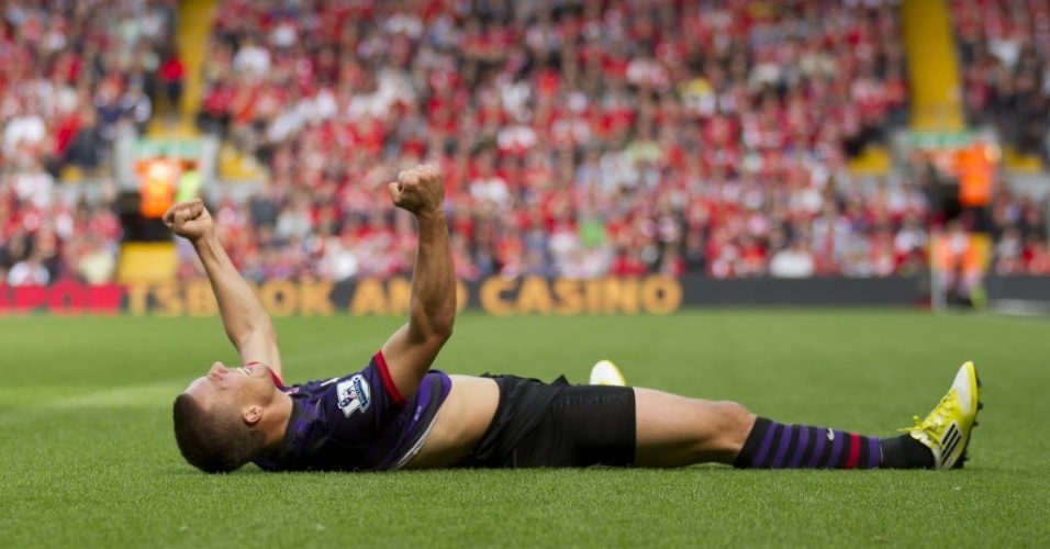 Lukas Podolski comemora gol do Arsenal no clássico contra o Liverpool pelo Campeonato Inglês