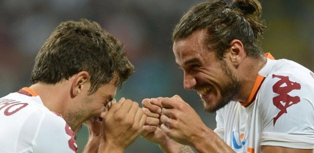 Marquinho e Osvaldo comemoram gol da Roma na vitória sobre a Internazionale - Luciano Rossi/EFE