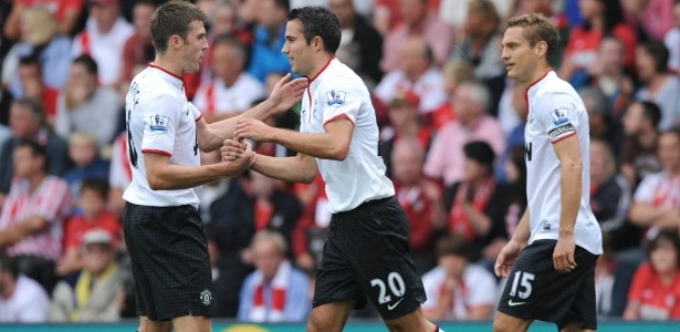 Robin Van Persie (meio) comemora o primeiro dos seus três gols na partida contra o Southampton - AFP PHOTO/Olly Greenwood