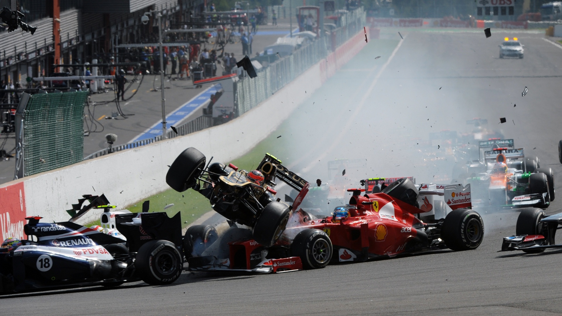 02.set.2012 - Romain Grosjean provoca grande acidente na largada e tira Fernando Alonso, Lewis Hamilton e Sergio Perez do GP da Bélgica