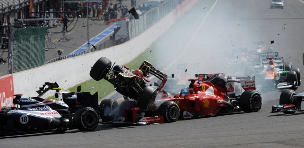 Grosjean provocou acidente e tirou Alonso, Hamilton e Sergio Perez da corrida - AFP PHOTO / TOM GANDOLFINI