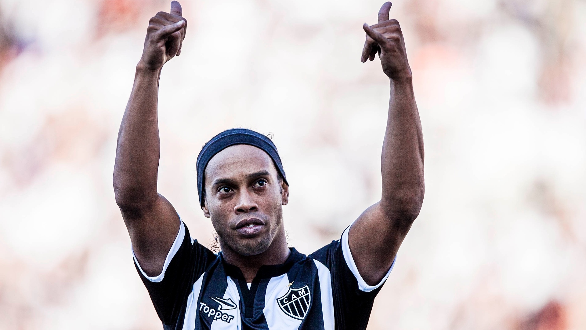 Ronaldinho Gaúcho acena para a torcida atleticana presente no Pacaembu