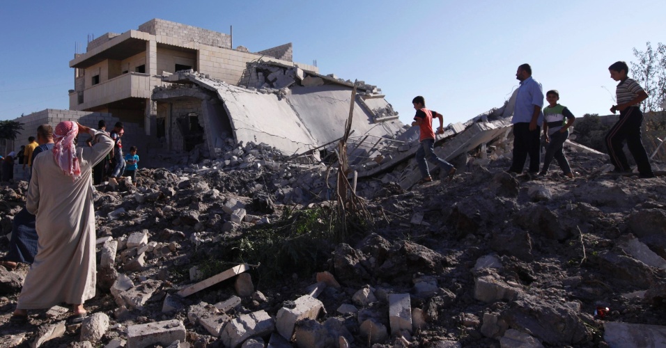 03.set.2012 - Bairro próximo ao distrito de Azaz, na Síria, fica destruído após suposto ataque aéreo de forças militares do governo sírio