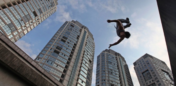 Praticante de "parkour" salta de edifício em Taizhou, na China  - Reuters 