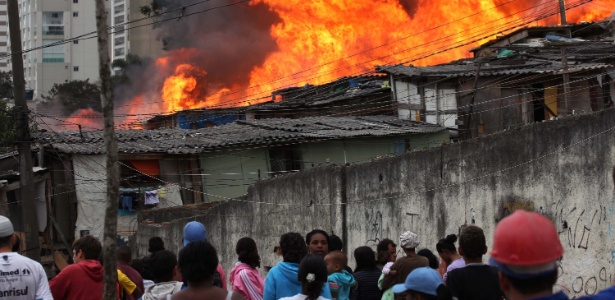 O fogo destruiu barracos da favela localizada no bairro do Campo Belo, na zona sul de São Paulo - Renato S. Cerqueira/Futura Press