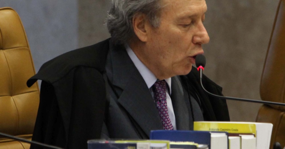 3.set.2012 - O ministro Ricardo Lewandowski, revisor do processo do mensalão, apresenta seu voto na sessão desta segunda-feira (3), no STF, em Brasília