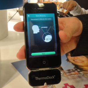 ThermoDock é um pequeno termômetro que pode ser acoplado ao iPhone, por exemplo - Ana Ikeda/UOL