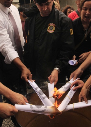 Policiais federais queimam diplomas durante protesto em frente à sede da Polícia Federal na Lapa - Léo Franco/Futura Press