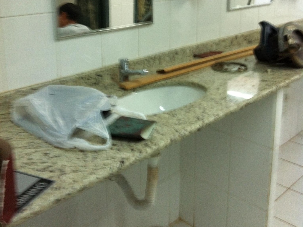 3.set.2012 - Segundo Isadora, estão mudando tudo que estava quebrado na escola. A estudante diz estar muito feliz com isso  - Reprodução/Facebook