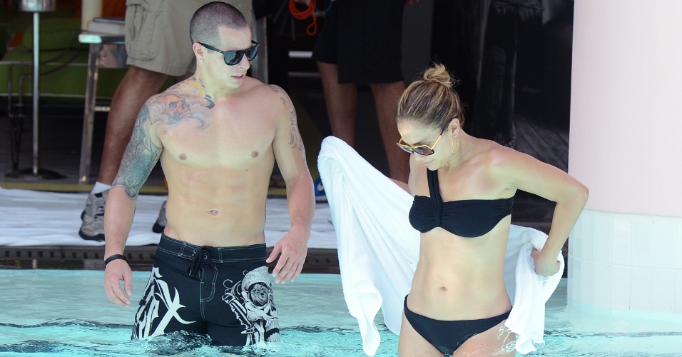 Algumas horas antes de se apresentar no American Airlines Arena em Miami, Flórida, neste sábado (1º), Jennifer Lopez aproveitou a piscina do hotel em que ficou hospedada (1/9/12)