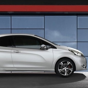 Com motor 1.6 turbo, de 203 cv, versão esportiva chega às lojas na Europa no segundo trimestre de 2013. Brasil não receberá a novidade - Reprodução/Car and Driver