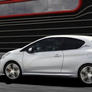 Com motor 1.6 turbo, de 203 cv, versão esportiva chega às lojas na Europa no segundo trimestre de 2013. Brasil não receberá a novidade - Reprodução/Car and Driver