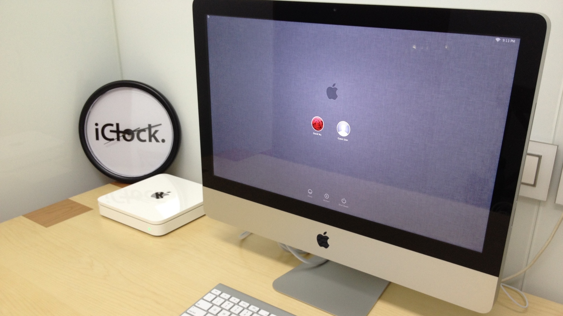 Como não poderia ser diferente, o computador de David Wu é um iMac. O relógio talvez seja uma das poucas coisas que não é oficial no escritório do chinês - DavidWu.me/Reprodução