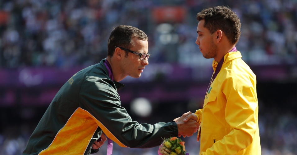 Corredor sul-africano Oscar Pistorius cumprimenta o brasileiro Alan Fonteles, vencedor 200 m rasos T44 dos Jogos Paraolímpicos de Londres