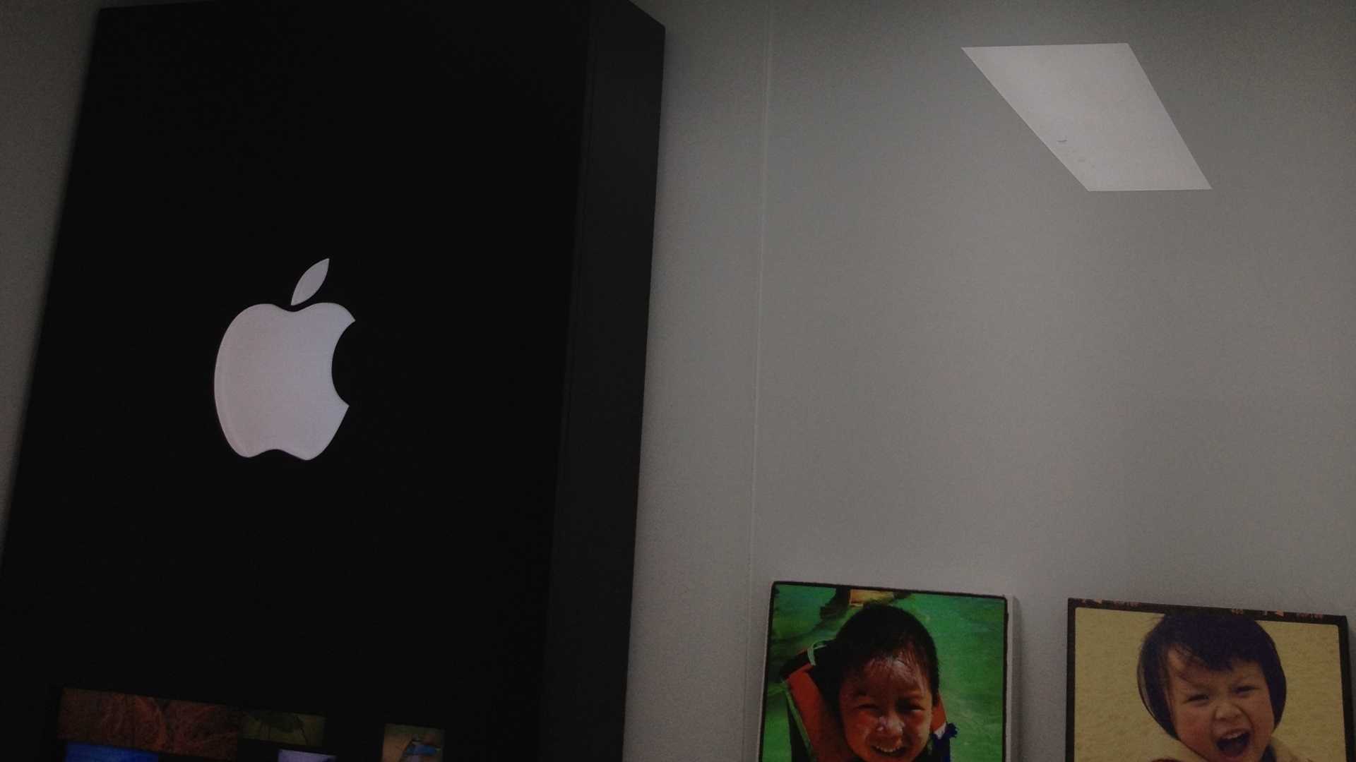 David Wu teve até o cuidado de comprar luminárias parecidas com as utilizadas na Apple Store - DavidWu.me/Reprodução