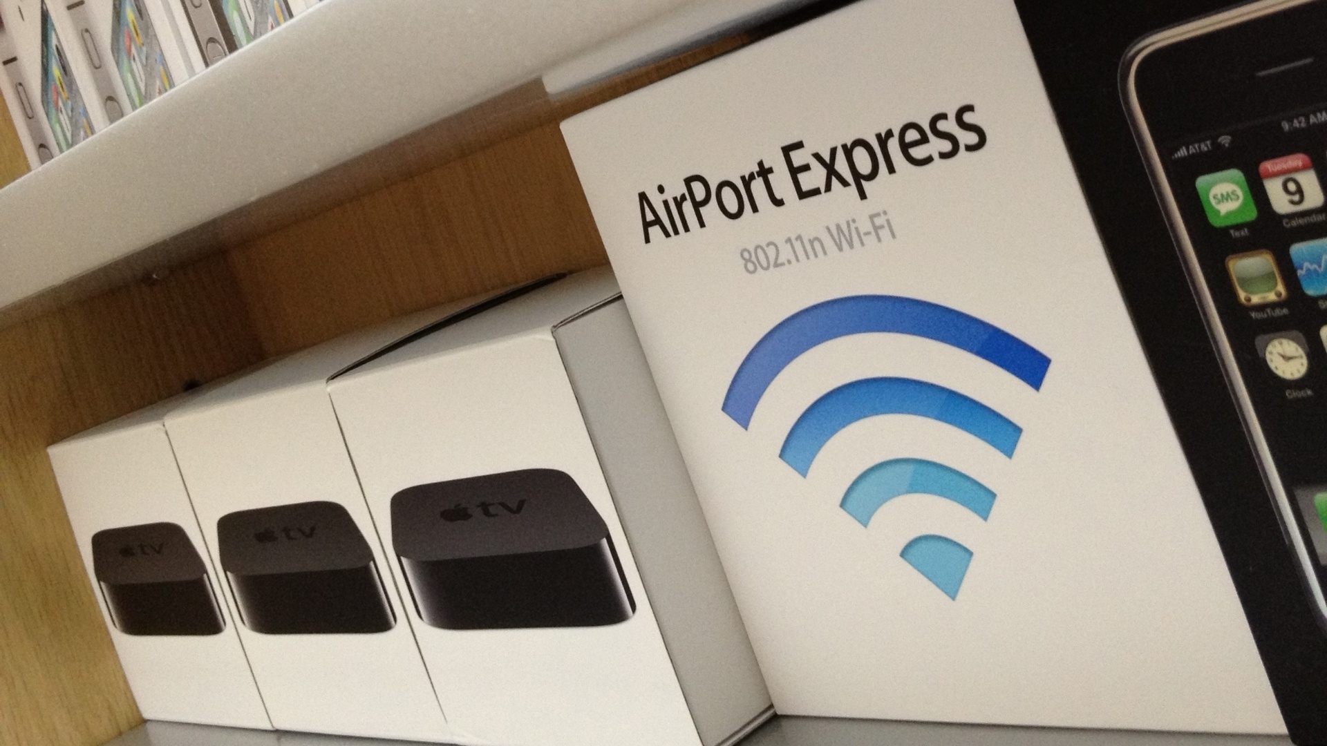 Detalhe da prateleira com várias caixas de produtos da Apple. Segundo David Wu, a maioria das caixas foram de produtos adquiridos por ele - DavidWu.me/Reprodução