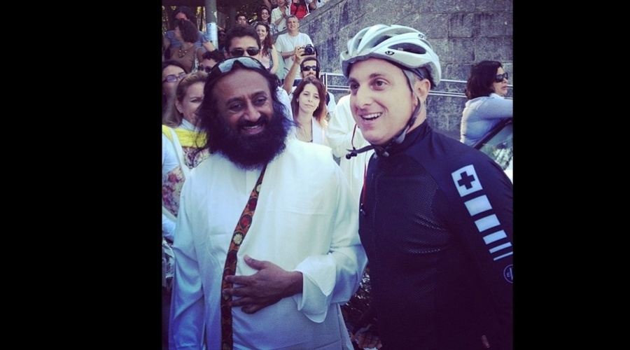 Durante um passeio pela zona sul do Rio, Luciano Huck se encontrou com o guru Sri Sri Ravi Shankar (3/9/12)