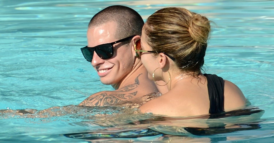 Jennifer Lopez e Casper Smart curtiram o tempo de folga na piscina de um hotel em Miami (1/9/12)