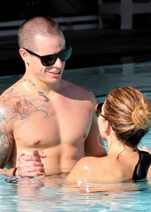Jennifer Lopez estava acompanhada de seu namorado, o dançarino Casper Smart (1/9/12)