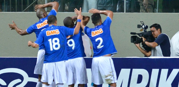 Cruzeirenses comemoram gol na vitória sobre Náutico, por 3 a 0, no Independência - Washington Alves/Vipcomm