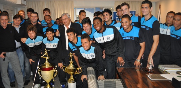 Jogadores do time Sub-20 do Grêmio são recepcionados por presidente com festa - Marinho Saldanha/UOL Esporte