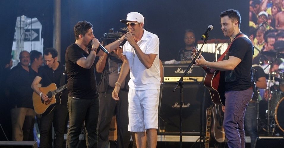 Latino se emocionou ao falar sobre os anos em que viveu nos Estados Unidos. Muita gente acha que voltar pro Brasil é dar ré na vida. Que eu sirva de exemplo pra vocês" - Edgar de Souza / AgNews