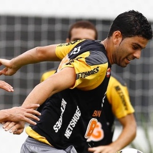 Léo espera voltar ao time, mas "sombra" de Gerson Magrão começa a incomodar na lateral esquerda - Divulgação/Santos FC