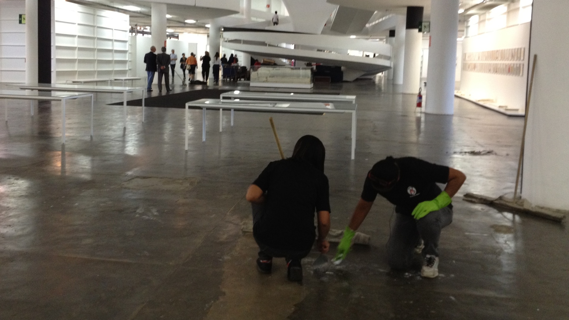 Mulheres trabalham na limpeza do prédio da Bienal, que estreia na próxima sexta (7) (3/9/12) - Estefani Medeiros/UOL