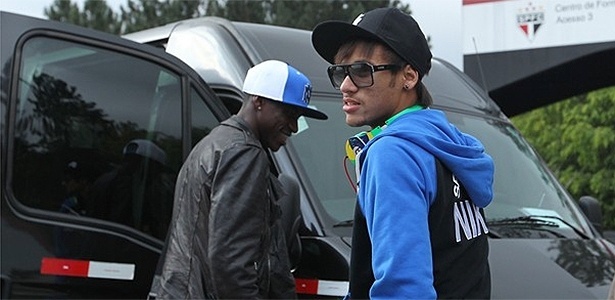 Neymar chega ao CT do São Paulo em Cotia no início da noite desta segunda-feira