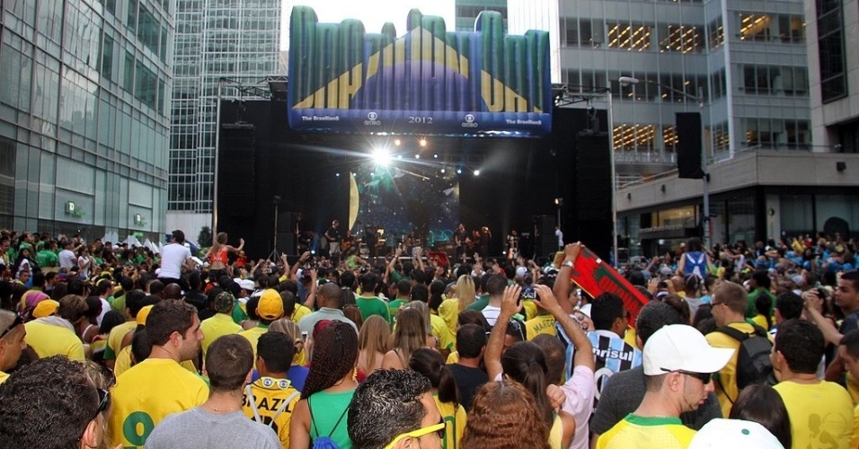 O público do Brazilian Day ainda não foi confirmado pela polícia, mas pelo menos quatro quarteirões foram tomados por brasileiros e curiosos na 6ª avenida (2/9/12) - Edgar de Souza / AgNews