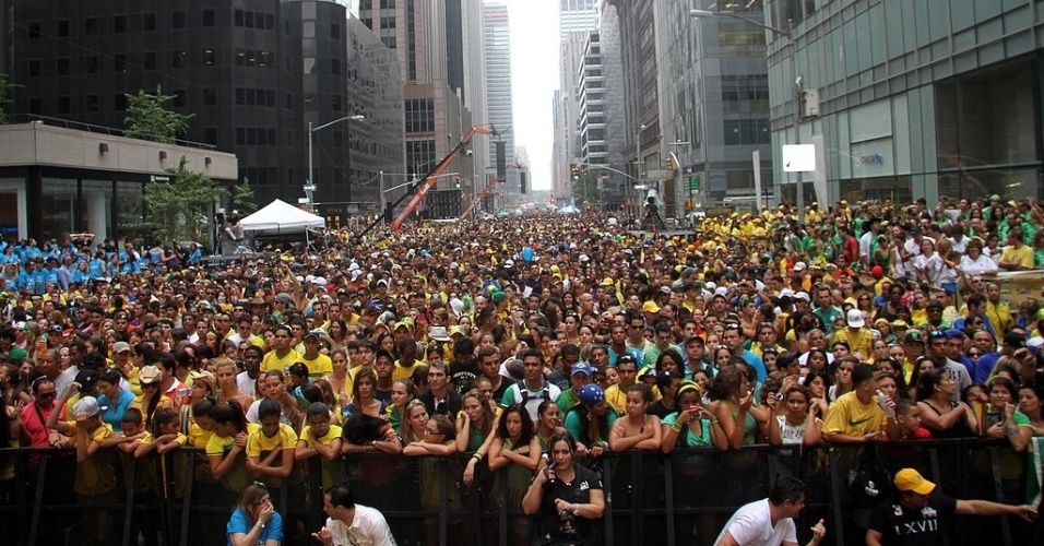 O público do Brazilian Day ainda não foi confirmado pela polícia, mas pelo menos quatro quarteirões foram tomados por brasileiros e curiosos na 6ª avenida (2/9/12) - Edgar de Souza / AgNews