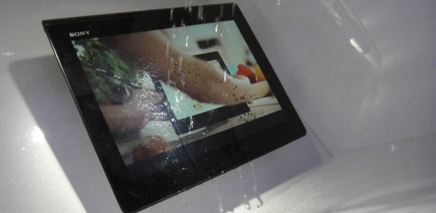 Xperia Sony Tablet S é à prova d"água, como mostra a imagem acima; seu processador é quadcore  - Ana Ikeda/UOL